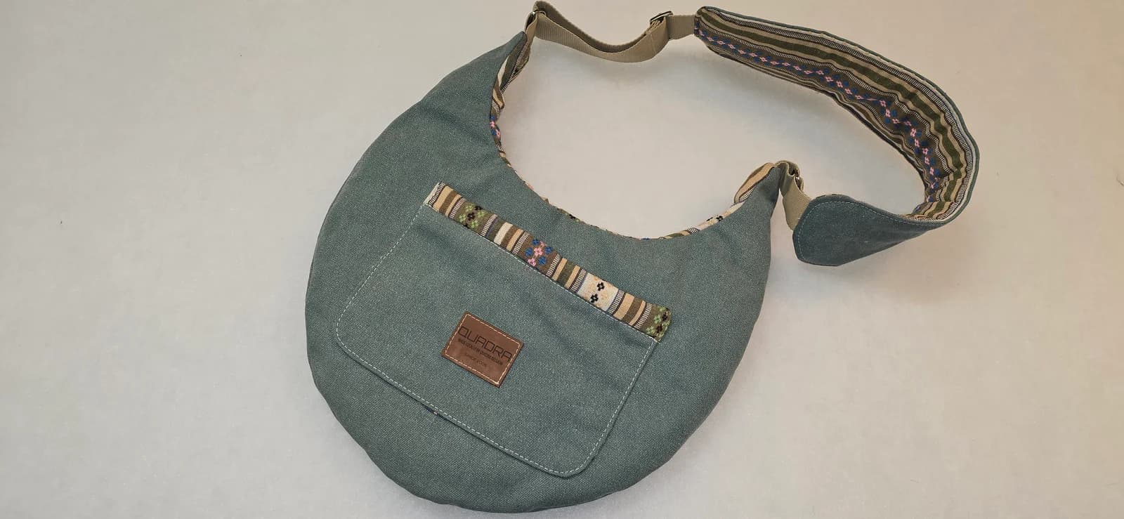 Sac lune, petites races, vert olive + motif latino