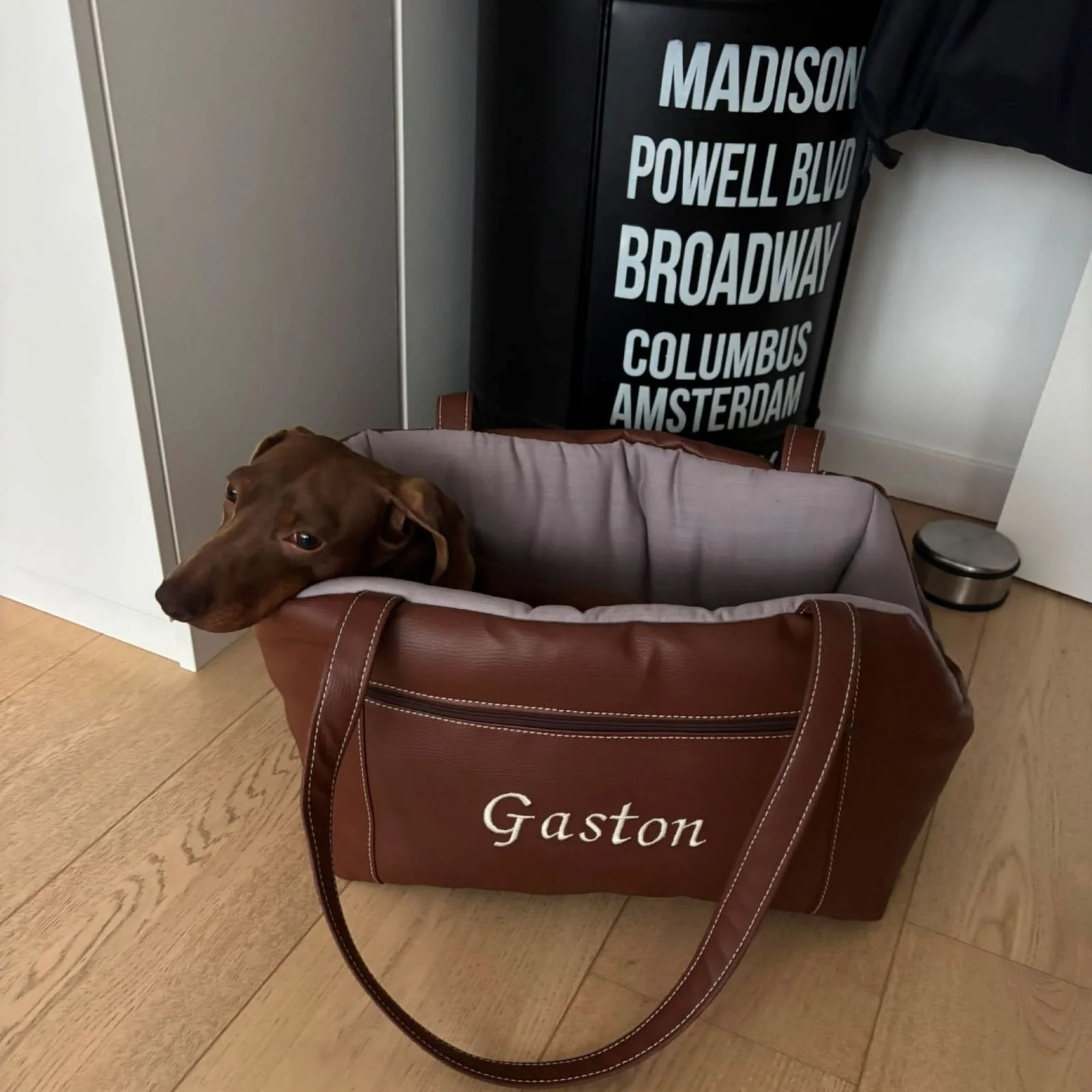 Sac double ouatinage simili cuir cognac, intérieur gris, broderie fil blanc, teckel