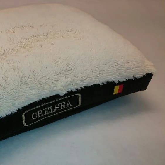 Matelas pilou long bleu clair, bord noir, plaque brodée et drapeau belge — photo studio fond neutre