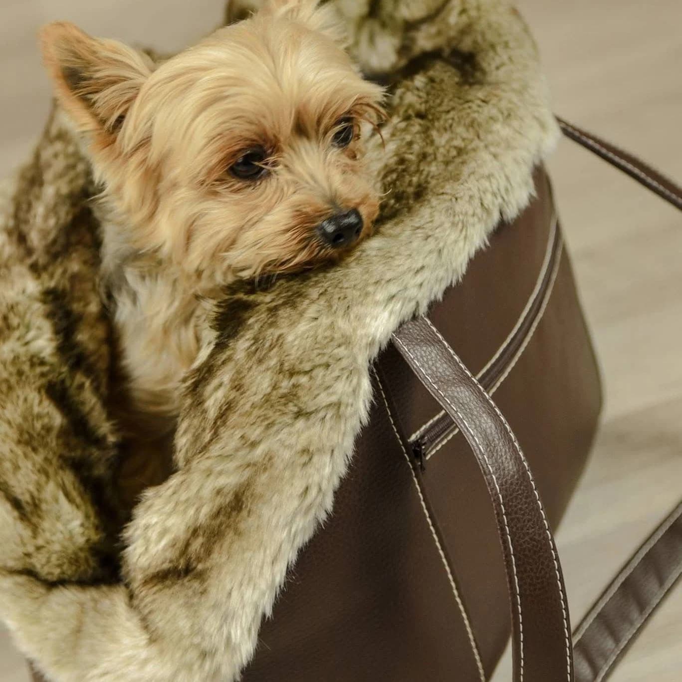 Sac double ouatinage brun, col fourrure luxe, yorkshire — photo studio fond neutre