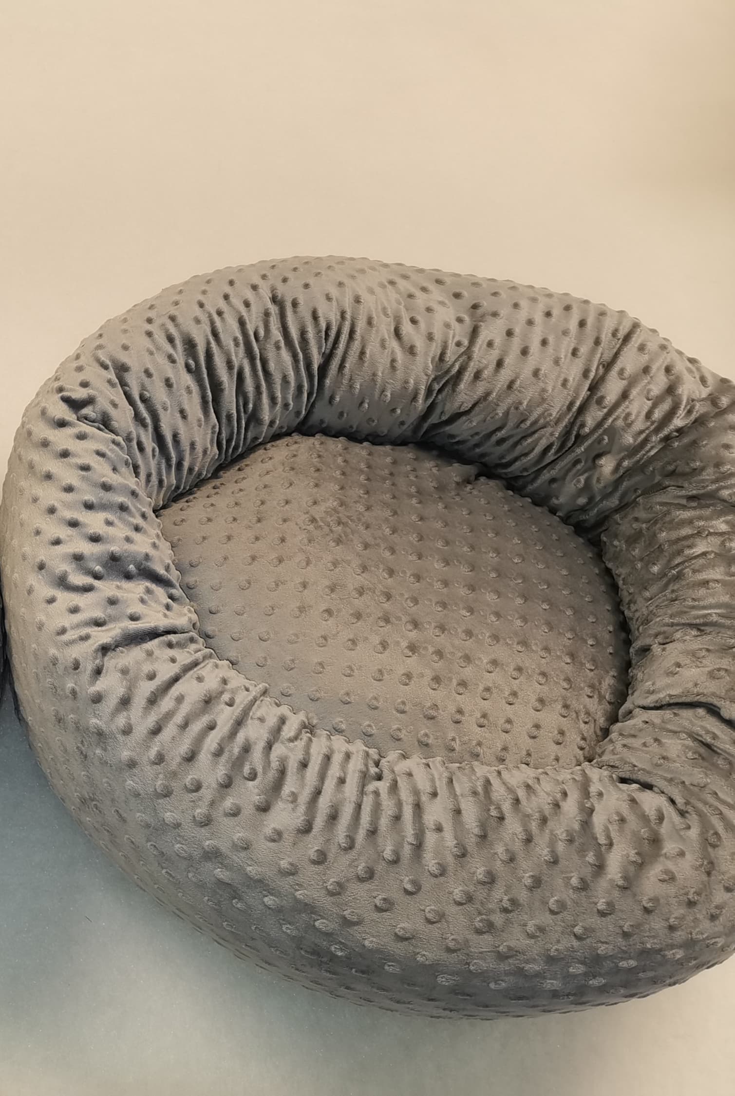 Corbeille ronde doudou Pilou bulles gris moyen + coussin pilou bulles gris moyen