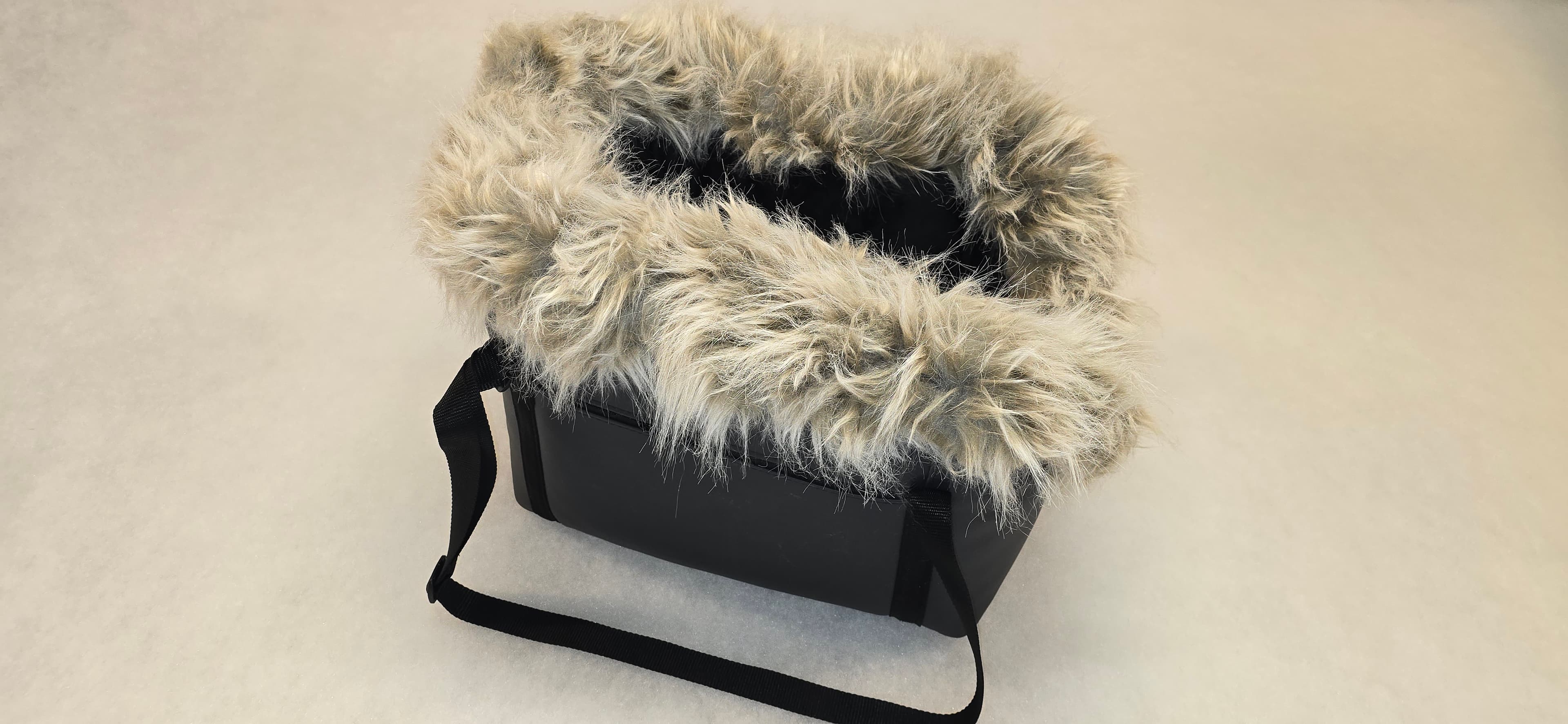 Sac luxe double ouatinage, fourrure longue sur col et coussin