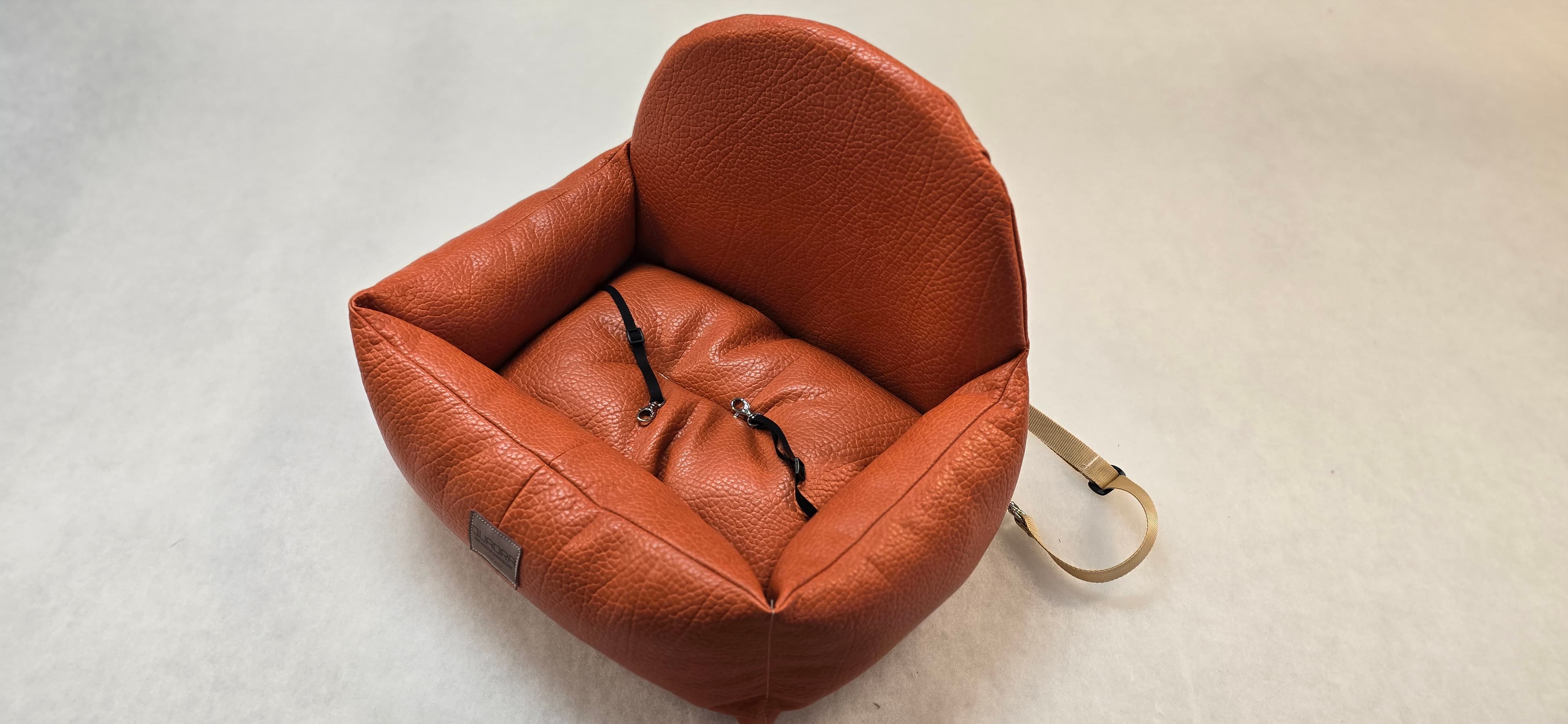 Canapé ouatiné adapté pour le transport en voiture en simili-cuir